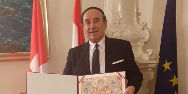 Ivan Barišić sa poveljom RH / Foto: Fenix