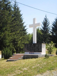 Spomenik palim braniteljima u selu Strasnik (2)
