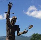 Slika kipa Svetog Ive Krstitelja sa snimljenom pticom na izvoru Svekar vode u Mišima na Buškom Blatu