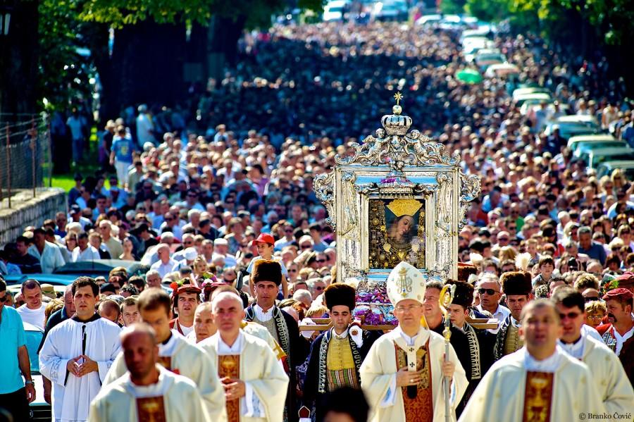 Arhivska fotografija procesije s Gospinom slikom u Sinju / Foto: Hina