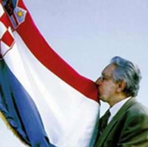 Predsjednik dr. Franjo Tuđman ljubi hrvatsku zastavu na Kninskoj tvrđavi / Foto: Arhiv Hrvatskog memorijalno-dokumentacijskog centra Domovinskog rata