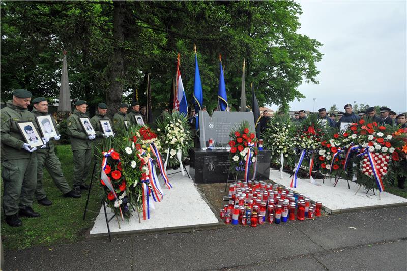 Cvijeće i svijeće pred spomen obilježjem 12 mučki ubijenih hrvatskih redarstvenika u Borovu Selu (ILUSTRACIJA)/ Foto: Hina