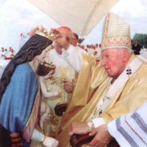 Sveti Papa Ivan Pavao ll kruni Gospu Aljmašku 