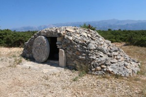  Za izgradnju Kristova groba na 14. postaji iskorištena je osmatračnica koju su hrvatski bojovnici koristili tijekom Domovinskog rata