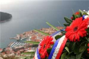 Vijenac za poginule hrvatske branitelja na Srđu iznad Dubrovnika (ILUSTRACIJA) / Foto: Hina