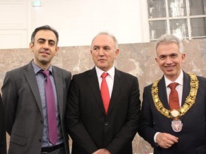 Predsjednik Vijeća stranaca grada Frankfurta Jumas Medoff, Stipe Puđa i gradonačelnik Frankfurta Peter Feldmann / Foto:Petar Malbaša