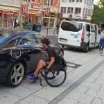 ZASLUŽIO Automobilom zauzeo parkirno mjesto za invalide u Stuttgartu - muškarac u invalidskim kolicima mu se "osvetio"