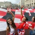 (FOTO) Hrvatski navijači u Moskvi razvili zastavu na kojoj piše "Hvala Rusijo!