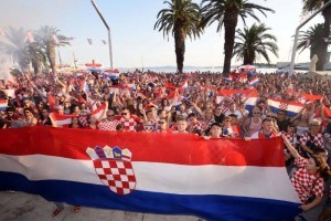 Navijači hrvatske reprezentacije tijekom utakmice protiv Francuske u Splitu / Foto: Hina