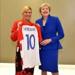 Predsjednica darovala Theresi May i Trumpu dres hrvatske reprezentacije