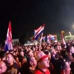 (FOTO i VIDEO) S Thompsonom u Glini i velik broj hrvatskih iseljenika - zajedno pjevali Čavoglave, Anicu, Prijatelje...