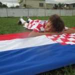 (FOTO) Po uzoru na Šimu Vrsaljka: Dječak iz dalekog Brazila licem leži na hrvatskoj trobojnici s ostvarenim snom