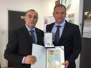 Odlikovanje je u Ministarstvu hrvatskih branitelja Dariu Holendi uručio ministar Tomo Medved