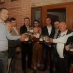 (FOTO) Pravaš Đuro Božanović iz Münchena ugostio Milanovića i Kotromanovića na Oktoberfestu u Gundincima