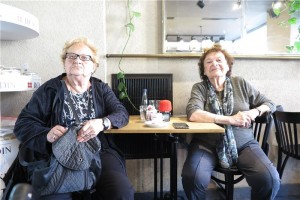 Lili Gomboš (desno), Zagrepčanka koja je rane tinejdžerske godine provela u logorima od 1948. živi u Izraelu/Foto:Hina