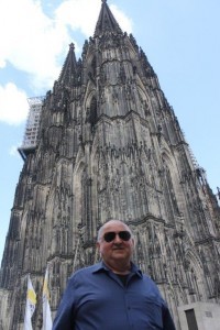 Arhivska snimka predsjednika HČSP-a Köln Bože Jakeljića ispred katedrale u Kölnu / Foto: Fenix