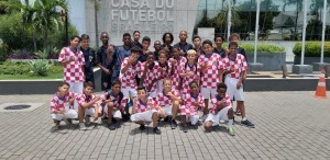 Dječaci nogometnog kluba Vila Croácia Senador Camará oplakuju smrt svojih vršnjaka