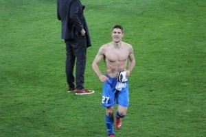 Prije nego je obukao pripremljenu maju+icu za rekord, Kramarić je otrčao baciti dres navijačima / Foto: Fenix