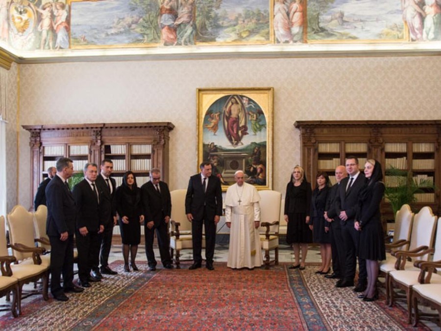 Zajednička fotografije pape Franje sa Miloradom Dodikom i njegovom pratnjom / Foto: RTRS