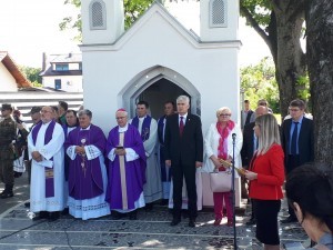 Biskup Komarica predvodio je sv. misu na Nuića groblju na kojoj je bio i Dragan Čović/ Foto: Fenix (P.Jazvić) 