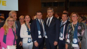 Hrvati iz Njemačke s premijerom Andrejom Plenkovićem na predizbornom skupu EPP u Münchenu / Foto: Fenix