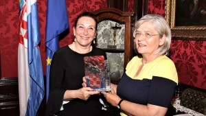 Večernajkova domovnicu i zahvalu primila je i veleposlanica dr. Vesna Cvjetković / Foto: Fenix (S.Herek) 