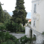 IZUZETNA PONUDA: Prodaje se hotel u središtu Lovrana i atraktivno zemljište uz plažu u Bakru