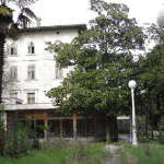 IZUZETNA PONUDA: Prodaje se hotel u središtu Lovrana i atraktivno zemljište uz plažu u Bakru