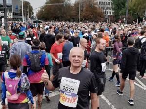 Najstariji hrvatski maratonac 68-godišnji Eduard Tokić pred sam početak utrke / Foto: Fenix