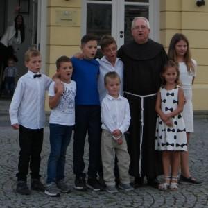 Fra Marinko Vukman s djecom obitelji Barišić i Šibenik