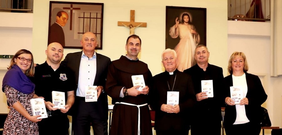 Hrvatski vjernici u Stuttgartu s autorom knjige Marijanom Krajinovićem, biskupom Franjom Komaricom, fra Ivanom Ercegom, Ivanom Mustapićem i Beate Mensing Foto:Fenix (Željko Cindrić)