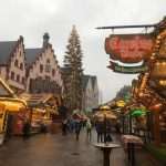 BOŽIĆNI SAJAM U FRANKFURTU: Na Römerbergu postavljeno božićno stablo visoko 31 metar, teško 4 tone i staro 80 godina