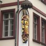 BOŽIĆNI SAJAM U FRANKFURTU: Na Römerbergu postavljeno božićno stablo visoko 31 metar, teško 4 tone i staro 80 godina