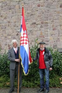 Viktor Soldo (lijevo) već 49 godina predvodi Hrvate noseći hrvatski barjak.