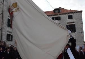 Tradicionalnim puštanjem golubica te podizanjem barjaka pred crkvom dubrovačkog zaštitnika svetog Vlaha u nedjelju popodne na blagdan Kandelore (Svijećnica) u Dubrovniku je otvorena 1048. Festa sv. Vlaha / Foto: Hina