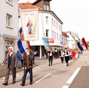 Viktor Soldo je svake godine nosi hrvatski barjak u procesiji