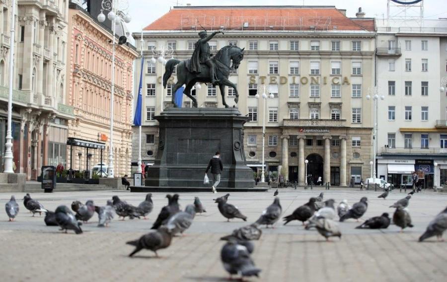 Na glavnom trgu samo golubovi / Foto: Hina
