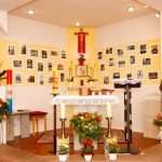 (FOTO) HRVATSKI MISIONAR ODUŠEVIO SVOJOM GESTOM: Fotografije vjernika zalijepio na zid kapelice kako bi "svi bili zajedno"