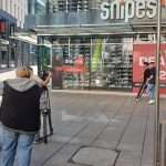(FOTO i VIDEO) STUTTGART NAKON NEZAPAMĆENE NOĆI: Pogledajte kako grad izgleda u nedjelju i koje su poruke odaslane s izloga uništenih trgovina