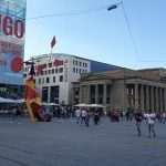 (FOTO i VIDEO) STUTTGART NAKON NEZAPAMĆENE NOĆI: Pogledajte kako grad izgleda u nedjelju i koje su poruke odaslane s izloga uništenih trgovina