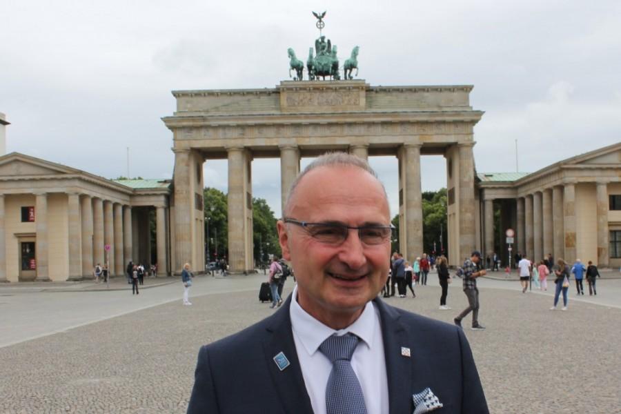 2.Berlin Grlic Radman ispred Brandenburskih vrata e1595008132275