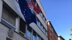 Hrvatska i zastava EU iznad ulaza u GK RH u Stuttgartu / Foto: Fenix