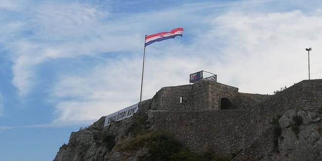 PROVOKACIJA SRPSKOG TEOLOGA: Na Kninsku tvrđavu umjesto hrvatske vratit ćemo našu srpsku zastavu! Kninska-tvrdava-660x330