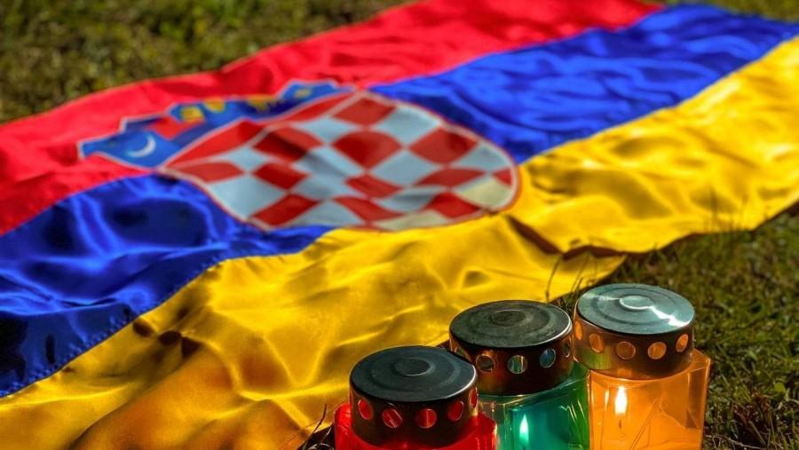 Armenska zastava s hrvatskim grbom Foto Fenix