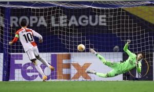 Dominik Livaković brani kazneni udarac protiv Feyenoorda /  Foto: Hina
