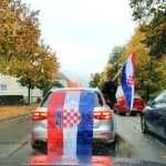 (FOTO) HRVATSKO VJENČANJE U BADEN-WÜRTTEMBERGU: Mladenci plijenili pozornost u automobilu s hrvatskim zastavama
