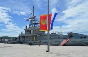 Hrvatska i crnogorska zastava na brodu HRM a
