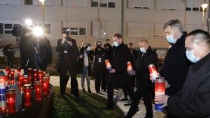 Premijer Plenković pali svijeću za žrtve Vukovara ispred bolnice u Vukovaru / Foto: Hina