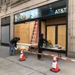 (FOTO) IZ NEW YORKA: Raste napetost, građani se boje nereda, panično kupuju oružje, vlasnici trgovina osiguravaju izloge...