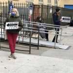 (FOTO) IZ NEW YORKA: Raste napetost, građani se boje nereda, panično kupuju oružje, vlasnici trgovina osiguravaju izloge...